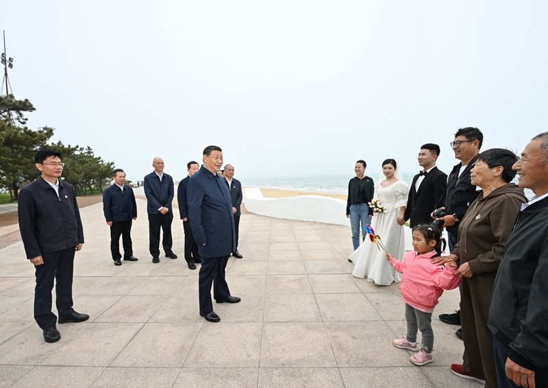 5月22日至24日，中共中央總書記、國家主席、中央軍委主席習近平在山東考察。這是22日下午，習近平在日照市陽光海岸綠道同市民親切交流。