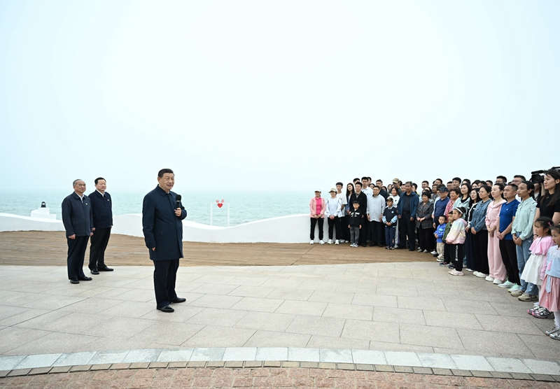 5月22日至24日，中共中央總書記、國家主席、中央軍委主席習近平在山東考察。這是22日下午，習近平在日照市陽光海岸綠道同市民和游客親切交流。